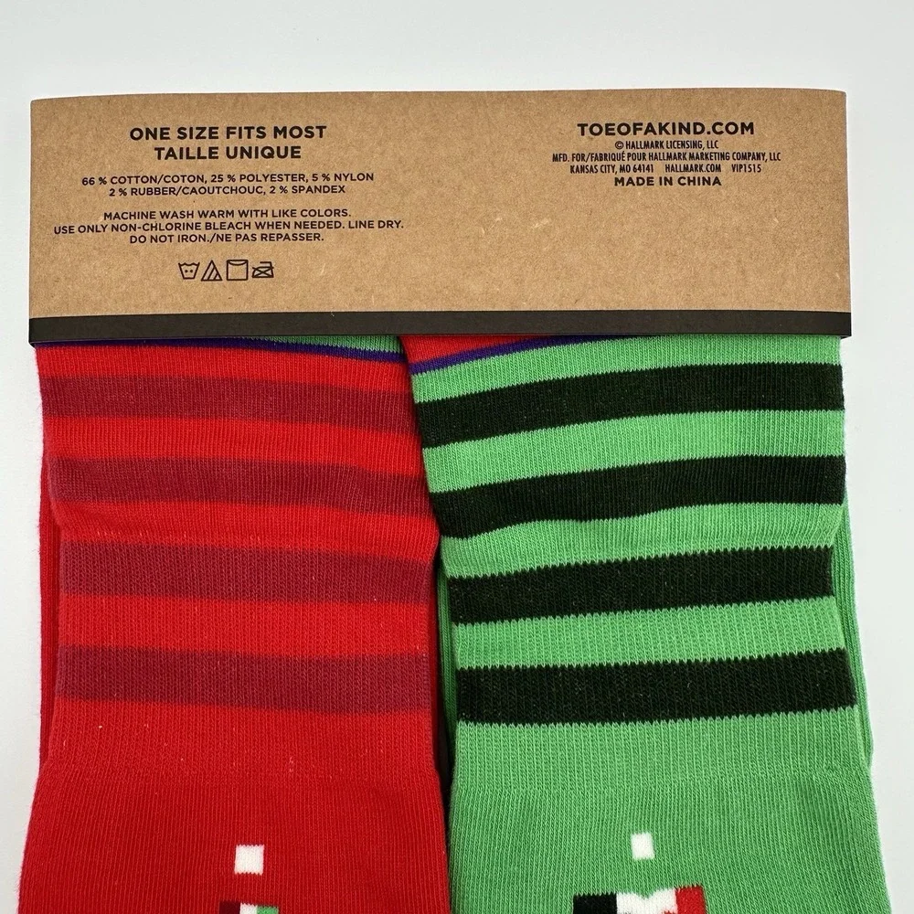 Hallmark Toe of a Kind Christmas Crew Socks Very Merry One Size‎